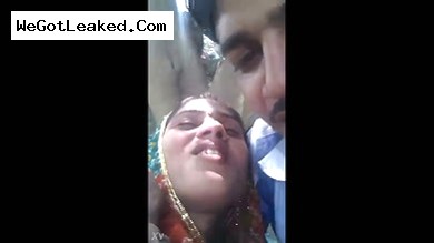 Indian outdoor sex video of a Rajasthani couple MMS